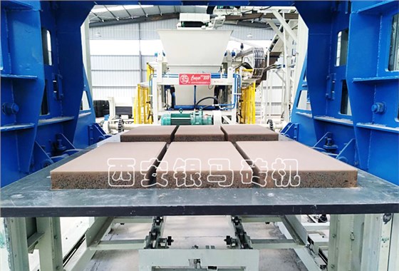 全自動(dòng)新型磚機(jī)：透水磚機(jī)創(chuàng)造亮點(diǎn)，變更思路，實(shí)力樹(shù)立行業(yè)標(biāo)桿！