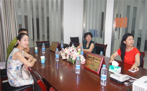 各位領(lǐng)導(dǎo)認(rèn)真觀(guān)看銀馬磚機(jī)視頻