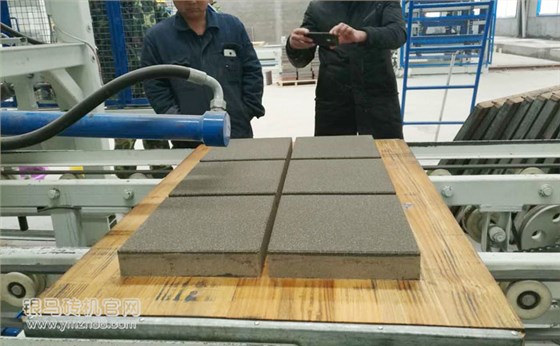 水泥砌塊磚機設(shè)備