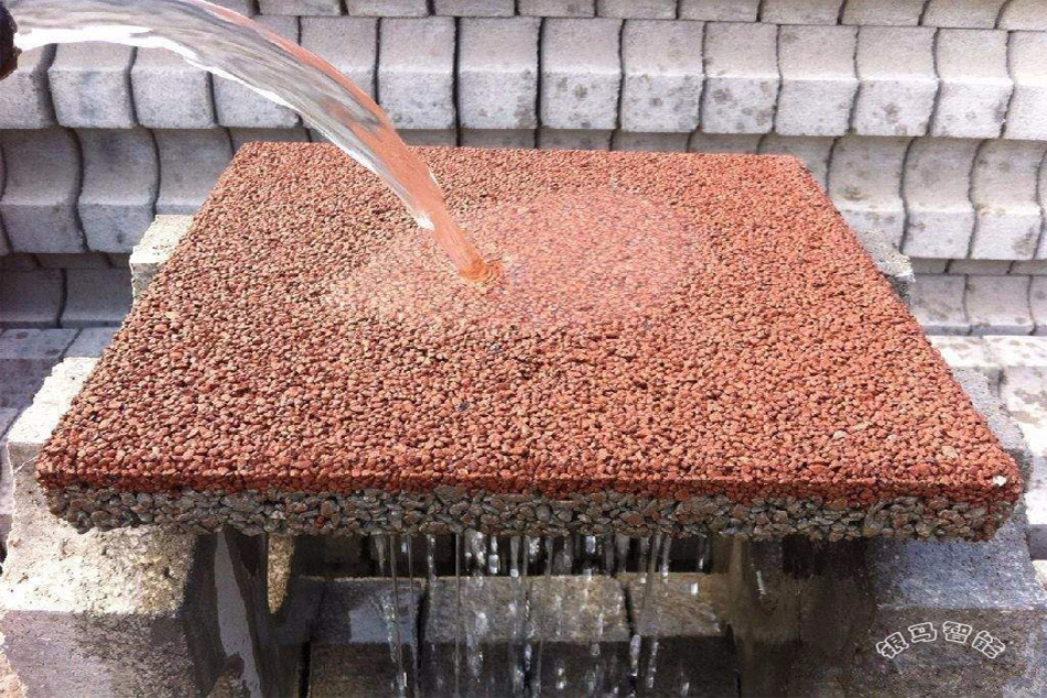 透水磚機是維護生態(tài)平衡，保護水資源的重要設(shè)備