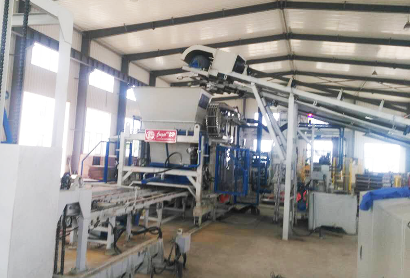 廣場(chǎng)磚制磚機(jī)解決日益增長(zhǎng)的城市建筑垃圾難題