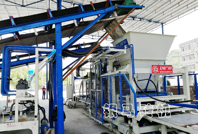 透水磚機：鋼渣尾礦制磚設(shè)備繪環(huán)保藍圖，筑綠色風(fēng)景！