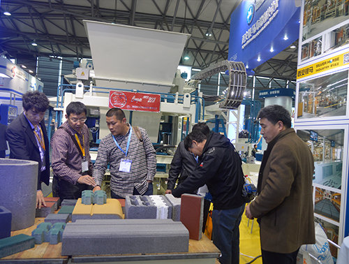 上海寶馬展我們業(yè)務(wù)經(jīng)理講解我們的設(shè)備