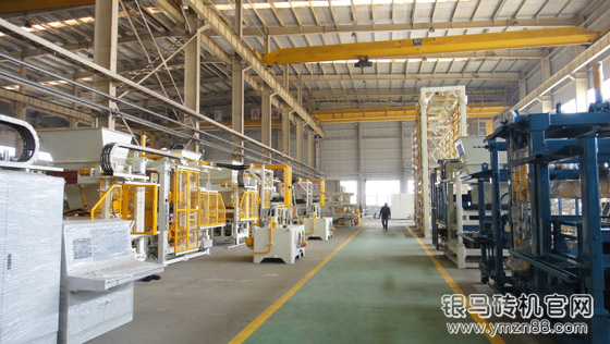 銀馬砌塊磚機生產(chǎn)車間