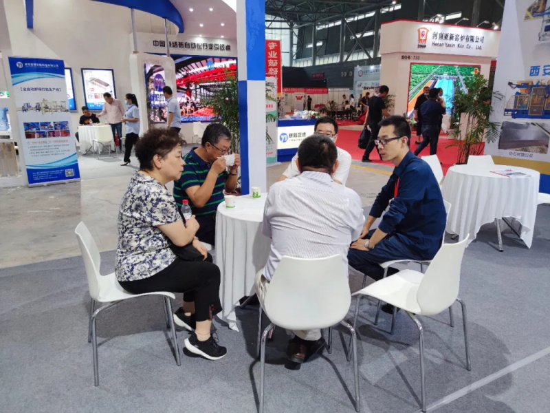 中國建材聯(lián)合會副會長磚瓦工業(yè)協(xié)會會長孫向遠(yuǎn)、副會長許彥明、秘書長周炫等領(lǐng)導(dǎo)，專程來到正在安徽國際會展中心參展的西安銀馬展廳